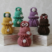 Load image into Gallery viewer, Loom Knit Dolls 24 pegs with Video Tutorial Copyright Loomahat