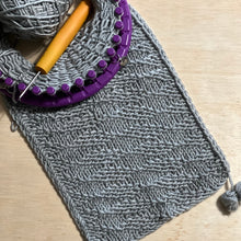 Load image into Gallery viewer, Loom Knit Horizontal Parallelogram Stitch Pattern Loomahat