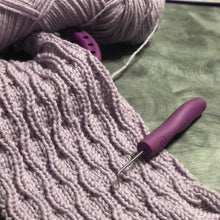 Load image into Gallery viewer, Loom Knit Wavy Rib Stitch Pattern Copyright Loomahat