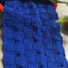 Load image into Gallery viewer, Loom Knitting Blanket Stitches Basket weave Copyright Loomahat