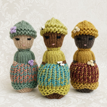 Load image into Gallery viewer, Loom Knit Comfort Doll Izzy 24 pegs Copyright Loomahat
