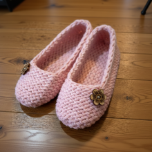 Load image into Gallery viewer, loom knit slipper socks pattern loomahat copyright - 24 peg round loom
