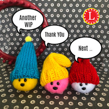 Load image into Gallery viewer, 24-peg Loom Knit Pattern Emoji Fuzzy Dots Toy Doll Copyright Loomahat
