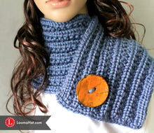 Load image into Gallery viewer, Loom Knit Farrow Stitch Scarf Copyright Loomahat 41 Peg Round Loom
